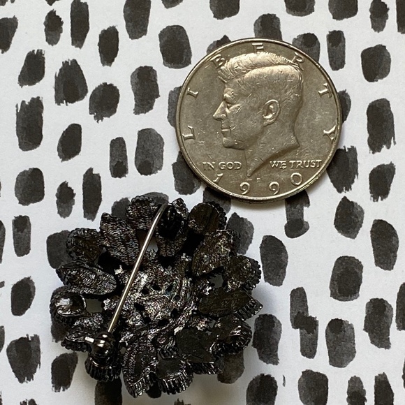 VTG Black Petite Brooch - Picture 3 of 5